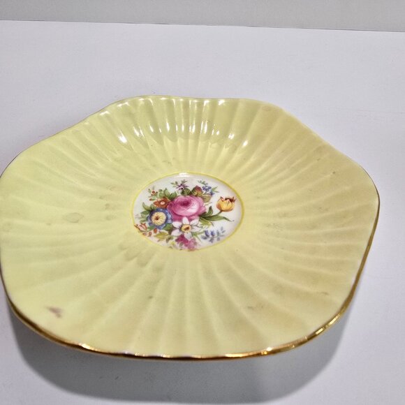 Foley - Buttery Yellow Vintage Ruffled Teacup and Saucer Set - Picture 6 of 7